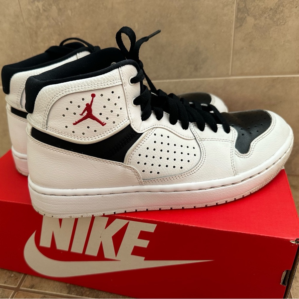 Like New mens Nike sneakers